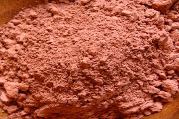 Красная глина для лица: полезные свойства и рецепты.